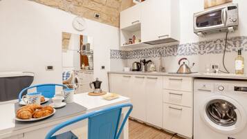 Een koelkast, een magnetron, een kookplaat