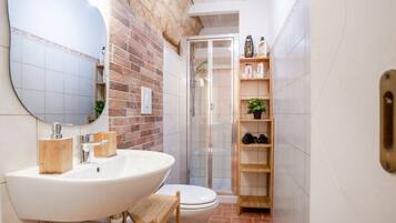 Een douche, een haardroger, handdoeken