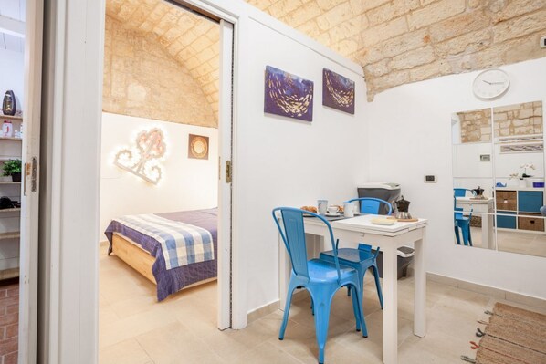 1 habitación, tabla de planchar con plancha, wifi y ropa de cama