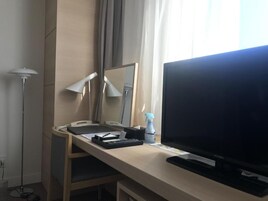 Escritorio, cortinas opacas, tabla de planchar con plancha y wifi gratis