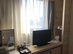 Escrivaninha, cortinas blackout, ferros/tábuas de passar roupa