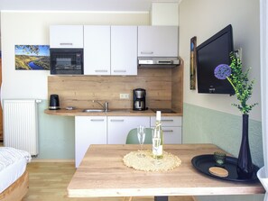 Fridge, stovetop, coffee/tea maker, electric kettle