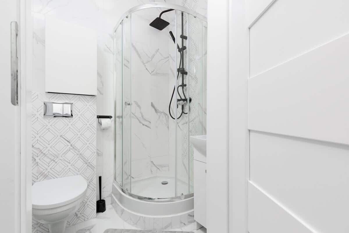 Douche, sèche-cheveux, shampoing