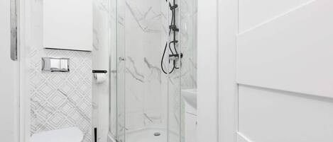 Douche, sĂšche-cheveux, shampoing