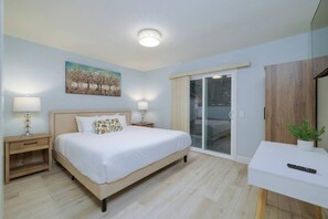 4 bedrooms, desk, iron/ironing board, travel crib - One-Story w/ Backyard & FastWiFi (Avocado Perch) (Laguna Hills)