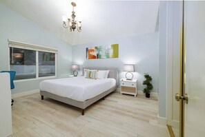 4 habitaciones, escritorio y tabla de planchar con plancha 