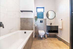 Deluxe Apartment | Bathroom