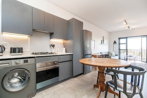 Apartamento luxo | Cozinha privada | Geladeira grande, micro-ondas, fogão, cooktop
