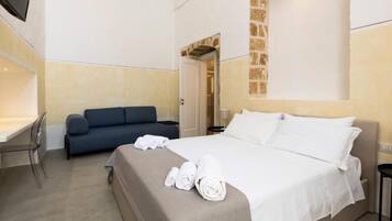 Minibar, Zimmersafe, Schreibtisch, kostenloses WLAN