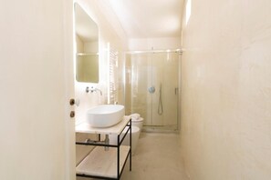 Doccia, bidet, asciugamani