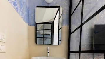 Camera con letto matrimoniale o 2 letti singoli | Bagno | Doccia, bidet, asciugamani