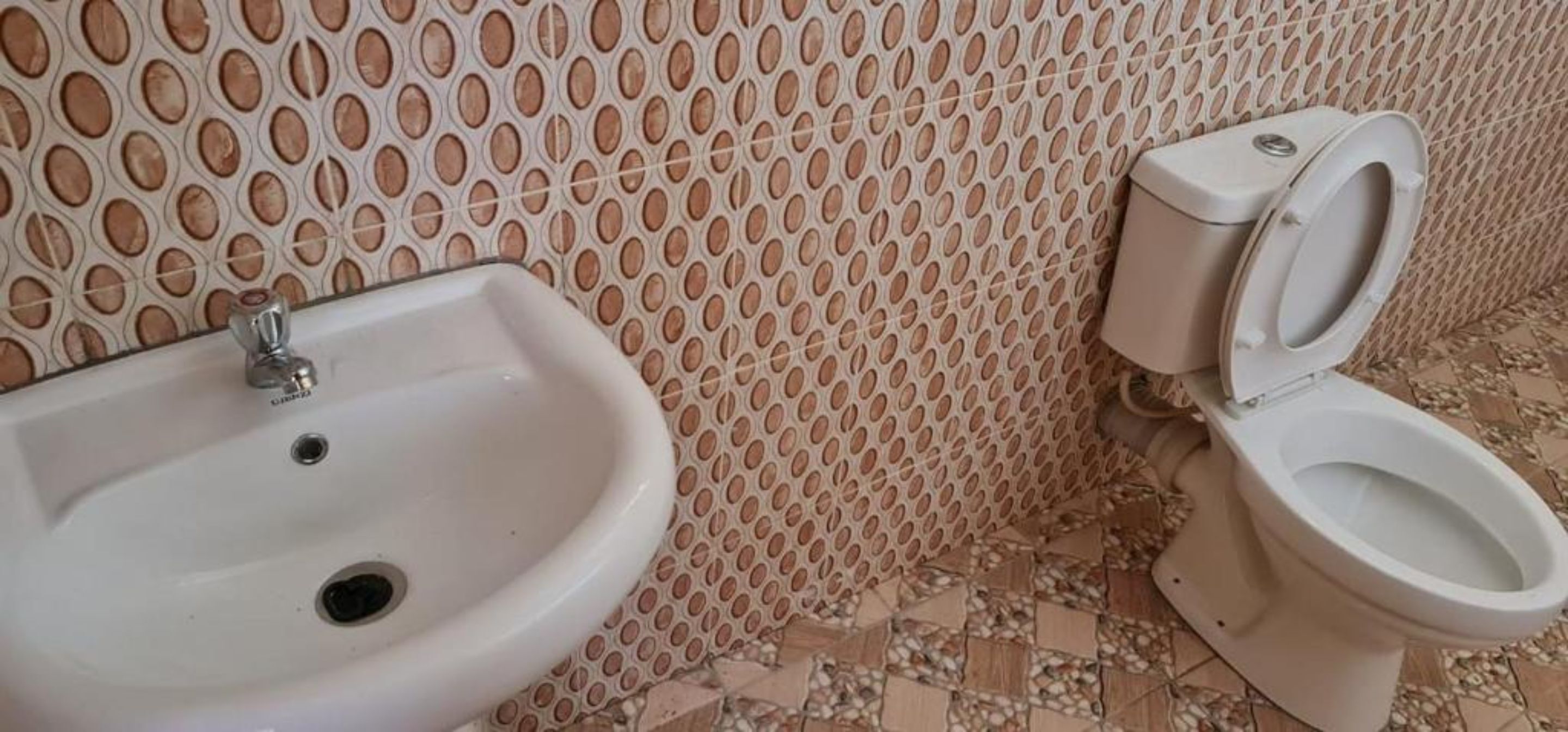 Double Room | Bathroom | Combined shower/tub, towels