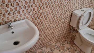Double Room | Bathroom | Combined shower/tub, towels