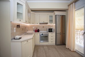 Oven, stovetop, coffee/tea maker, toaster