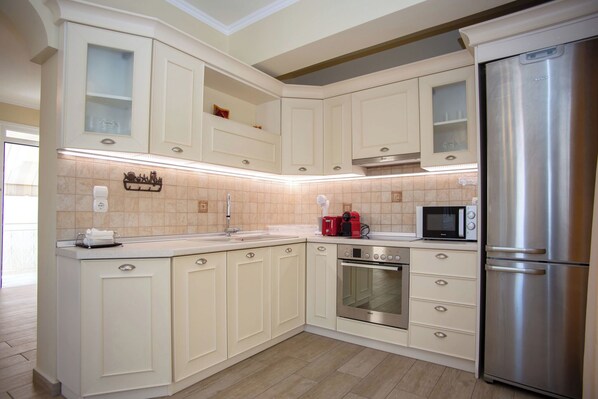 Oven, stovetop, coffee/tea maker, toaster