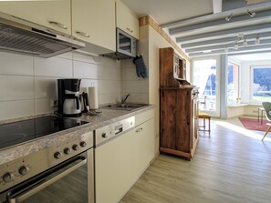 Réfrigérateur, four à micro-ondes, surface de cuisson, lave-vaisselle