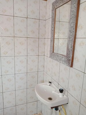 Ensemble douche/baignoire, serviettes fournies