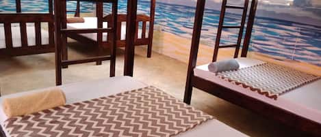 8 habitaciones, escritorio y ropa de cama