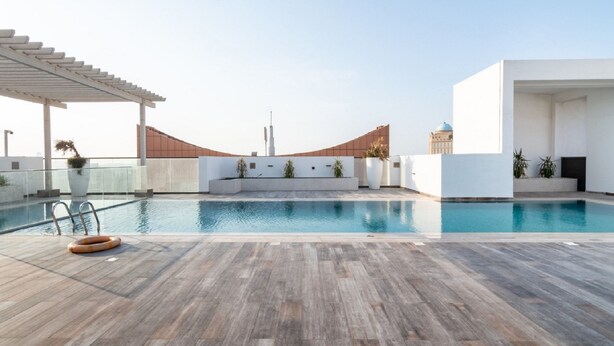 Una piscina al aire libre