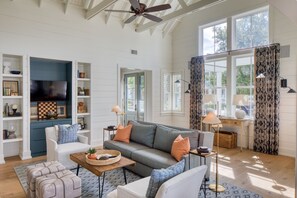 TV, caminetto, impianto stereo