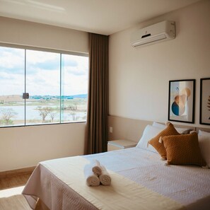 Deluxe Double Room | Minibar, desk, laptop workspace, blackout curtains - Hotel Chalé Capitólio (Capitólio)