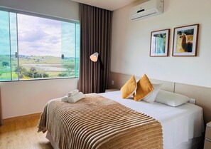 Minibar, escritorio y espacio para trabajar con laptop 