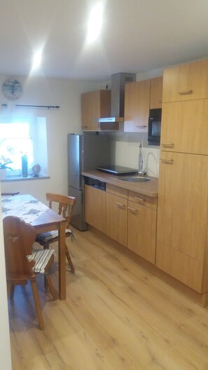 Frigorífico, microondas, placa de cocina y lavavajillas