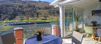 Apartment with balcony directly on the banks and with a view of the Moselle