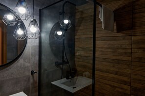 Design Quadruple Room | Bathroom | Shower, hair dryer, towels