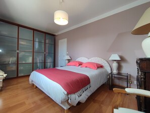 3 slaapkamers, een strijkplank/strijkijzer, reisbedje, gratis wifi