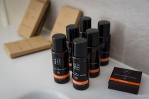 Douche, sĂšche-cheveux, serviettes fournies, savon