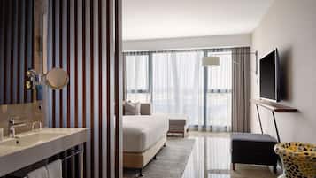 Superior Room, 1 King Bed | Bathroom | Shower, eco-friendly toiletries, hair dryer, slippers