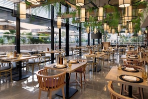 Petit déjeuner buffet (65 TND par personne)