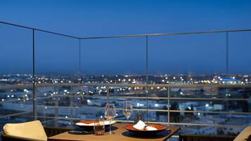 4 restaurants; breakfast, lunch, and dinner served