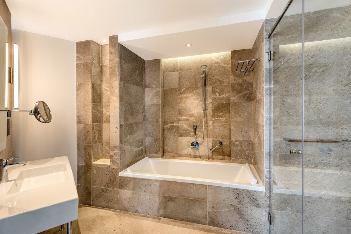 suite, 1 king bed, non smoking | bathroom | shower, eco-friendly toiletries, hair dryer, slippers