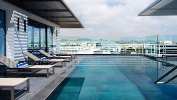 Piscina externa, funciona das 10h às 18h, guarda-sóis, espreguiçadeiras