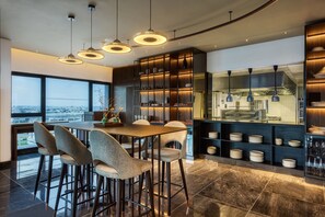 4 restaurantes; se sirve desayuno, almuerzo y cena; cocina internacional