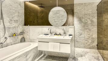 Une salle de bain moderne avec une baignoire sur pieds, un meuble-lavabo avec un miroir et un espace douche.