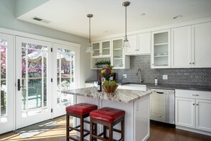 Een koelkast, een microgolfoven, een oven, een kookplaat