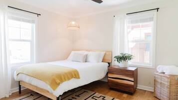 2 soverom, sengetøy av topp kvalitet, skrivebord og strykejern/-brett