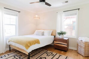2 quartos, roupas de cama premium, escrivaninha