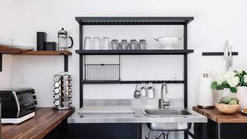 KylskÄp, mikrovÄgsugn, spishÀll och kaffe- och tebryggare