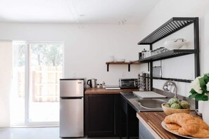 Refrigerador, microondas, parrilla de estufa y cafetera y tetera