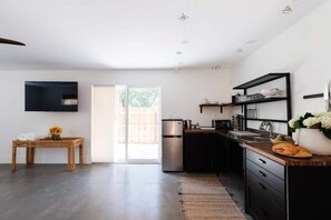 Refrigerador, microondas, parrilla de estufa y cafetera y tetera
