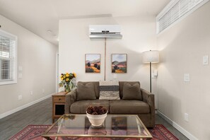 Smart TV - Visit our bright, spacious and clean centrally located one bedroom! (Chico)