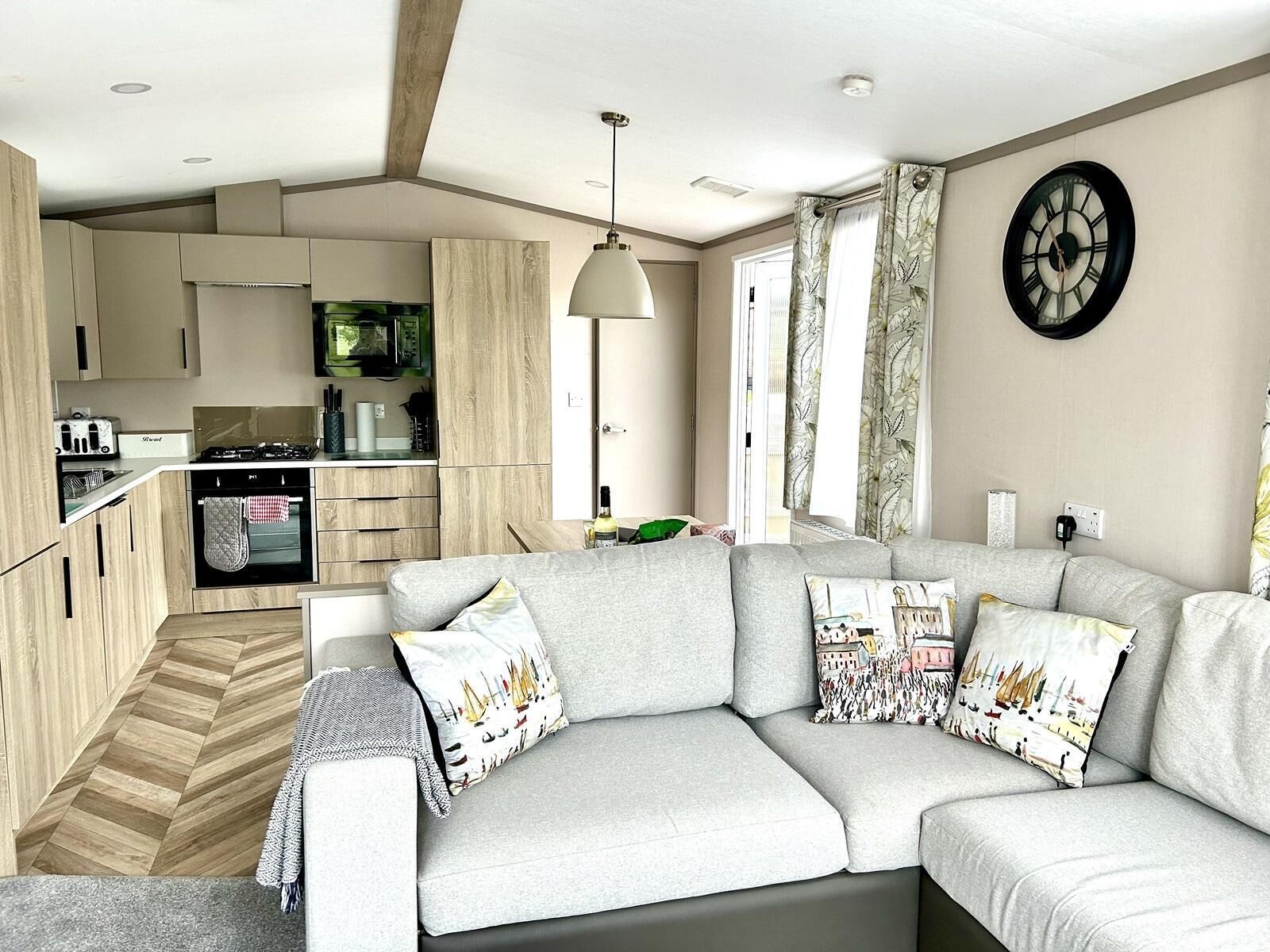 Cabin | Living area | 30-inch TV with cable channels, fireplace