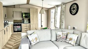 Cabin | Living area | 30-inch TV with cable channels, fireplace