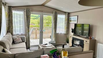 Cabin | Khu phòng khách | TV 30-inch có truyền hình cáp, lò sưởi