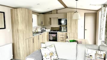 Cabin | Khu phòng khách | TV 30-inch có truyền hình cáp, lò sưởi