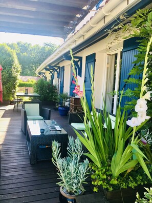 Outdoor dining - At the Bassin d'Arcachon, Villa with terrace/barbecue/swimming pool/close to the beach (GUJAN MESTRAS)
